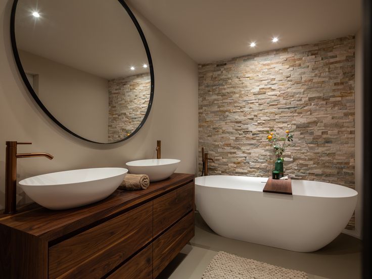 Landelijke badkamer met houten badkamermeubel en wit ovaal bad
